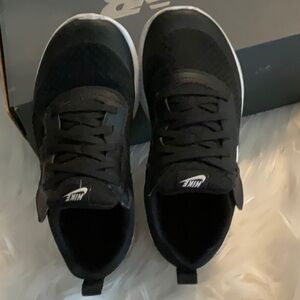 Nike Black Sneakers Sleek Low-Top Design